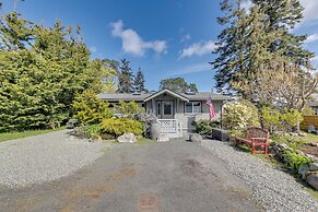 Walkable, Dog Friendly! Friday Harbor Stay w/ Deck