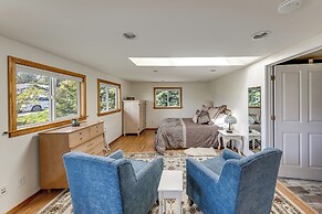 Walkable, Dog Friendly! Friday Harbor Stay w/ Deck
