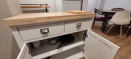 Peaceful Oasis Private Basement Suite With Queen Bed & Full Kitchen