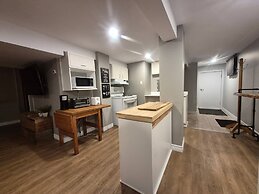 Peaceful Oasis Private Basement Suite With Queen Bed & Full Kitchen