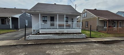 Peaceful Oasis Private Basement Suite With Queen Bed & Full Kitchen