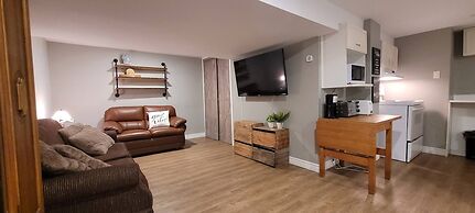 Peaceful Oasis Private Basement Suite With Queen Bed & Full Kitchen