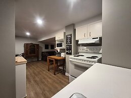 Peaceful Oasis Private Basement Suite With Queen Bed & Full Kitchen