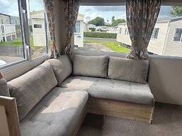 Caravan Sleeps 5 - Decking, Parking, Pet Friendly