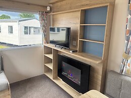 Caravan Sleeps 5 - Decking, Parking, Pet Friendly