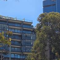 Charming 2-bedroom Apartment in Central Melbourne