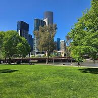 Charming 2-bedroom Apartment in Central Melbourne