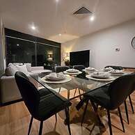 Charming 2-bedroom Apartment in Central Melbourne
