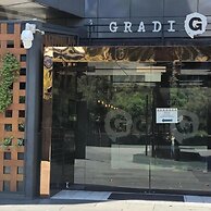 Charming 2-bedroom Apartment in Central Melbourne