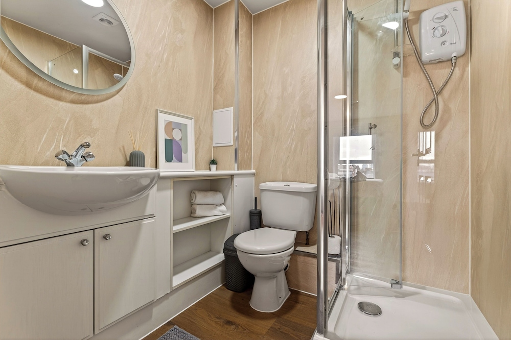 Stylish 2 Bed  2 Bathrooms Free Parking