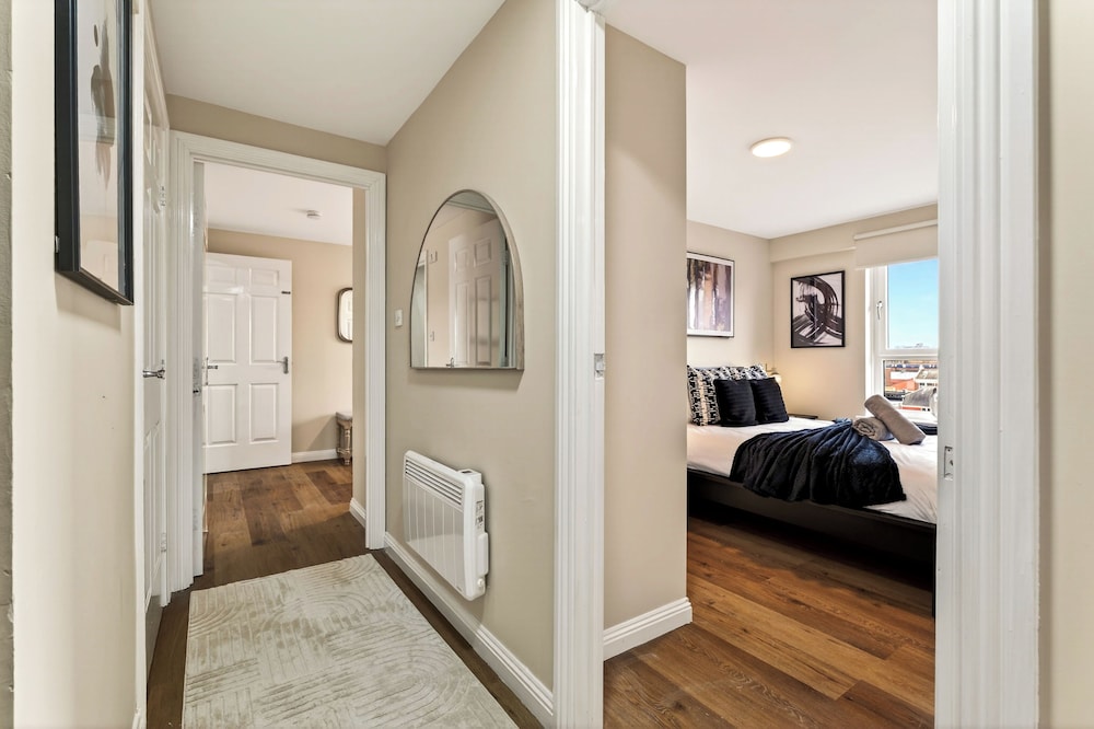 Stylish 2 Bed  2 Bathrooms Free Parking