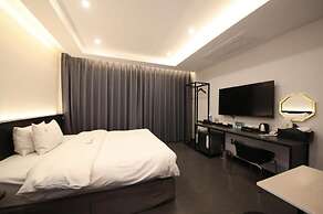 THE M HOTEL