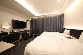 THE M HOTEL
