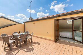 Juliette House: Shared Pool & Relax