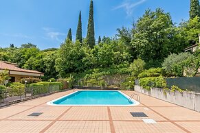 Juliette House: Shared Pool & Relax