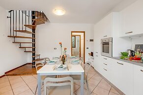 Juliette House: Shared Pool & Relax