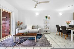 Bright Cozy Apartment Central - Modern