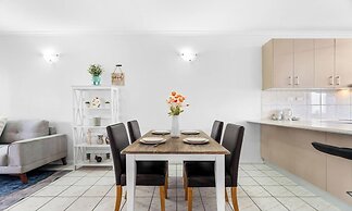 Bright Cozy Apartment Central - Modern