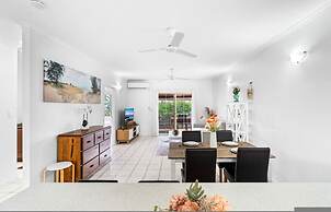 Bright Cozy Apartment Central - Modern