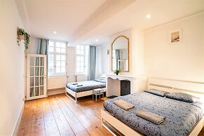 Deluxe Capital Street Stay for 12