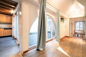 Deluxe Capital Street Stay for 12
