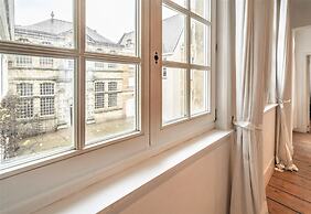 Deluxe Capital Street Stay for 12