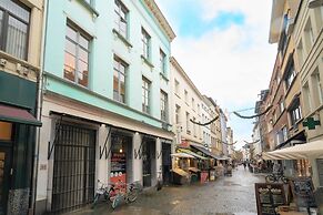 Deluxe Capital Street Stay for 12