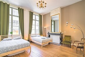 Deluxe Capital Street Stay for 12