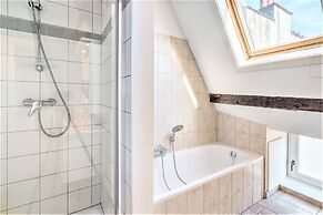 Deluxe Capital Street Stay for 12