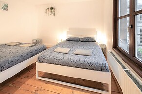 Deluxe Capital Street Stay for 12