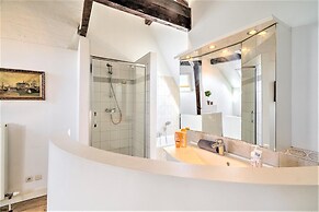 Deluxe Capital Street Stay for 12