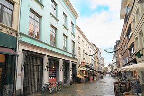 Deluxe Capital Street Stay for 12