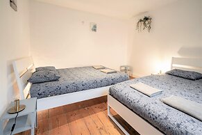 Deluxe Capital Street Stay for 12