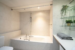 Deluxe Capital Street Stay for 12