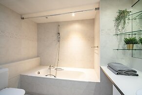 Deluxe Capital Street Stay for 12