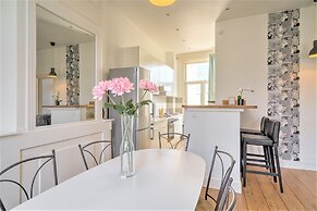 Deluxe Capital Street Stay for 12