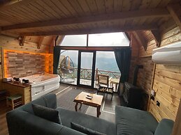 GİYONA BUNGALOV