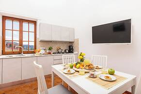 De Vivo Realty - Bellavista House