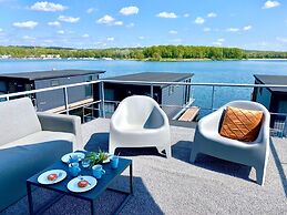 Houseboat at Mookerplas