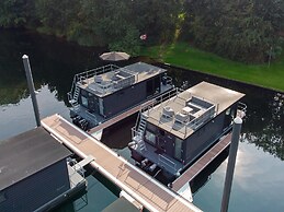 Houseboat at Mookerplas