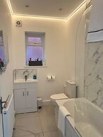 House Sleeps 8 With Garden