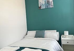 House Sleeps 8 With Garden