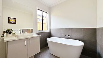 Creekstone 4B Home by GoodLive