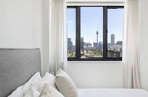 Chic, Spacious Apartment in Iconic Art Deco Building, Potts Point