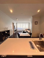 Chic, Spacious Apartment in Iconic Art Deco Building, Potts Point