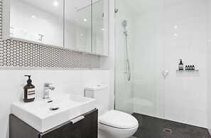 Chic, Spacious Apartment in Iconic Art Deco Building, Potts Point