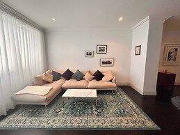 Chic, Spacious Apartment in Iconic Art Deco Building, Potts Point