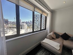 Chic, Spacious Apartment in Iconic Art Deco Building, Potts Point