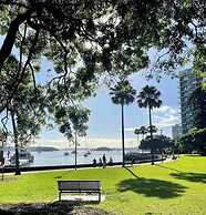 Chic, Spacious Apartment in Iconic Art Deco Building, Potts Point