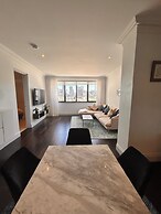 Chic, Spacious Apartment in Iconic Art Deco Building, Potts Point